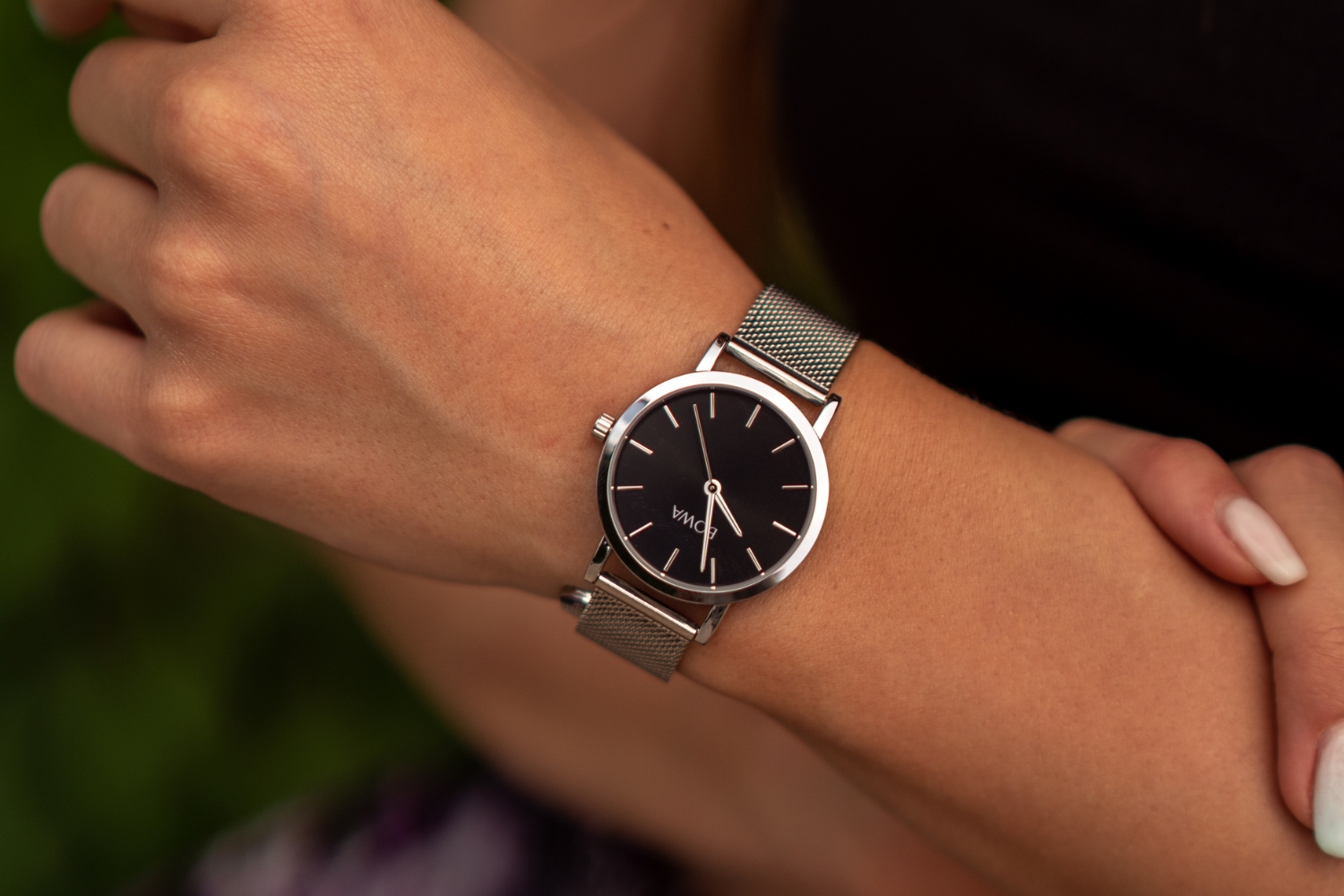 Zegarek damski czarny – jeden kolor, wiele historii do opowiedzenia