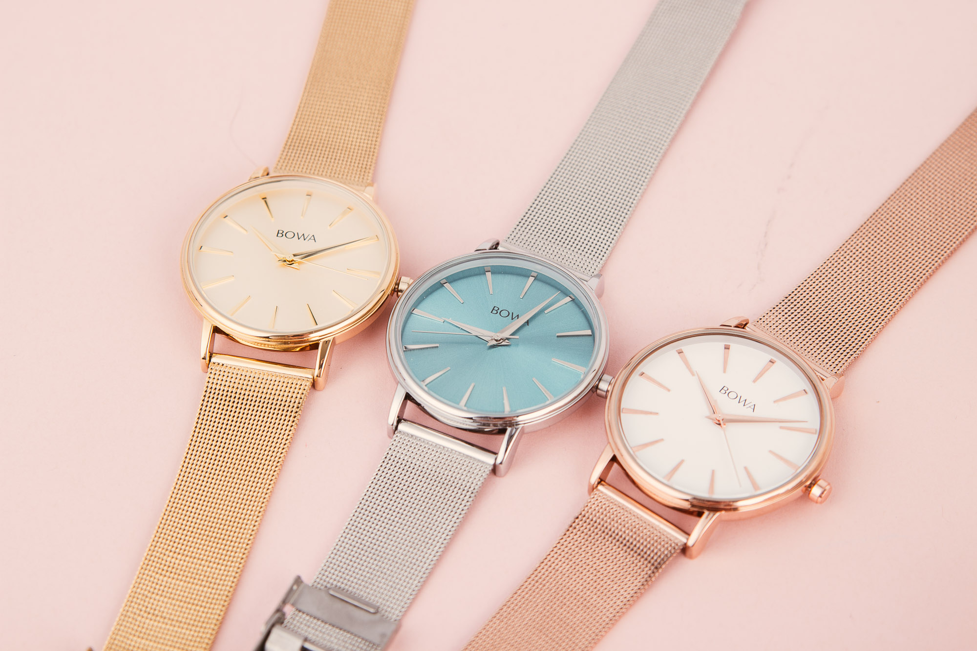 Zegarki damskie z ozdobną bransoletą – biżuteryjny akcent, który przyciąga spojrzenia