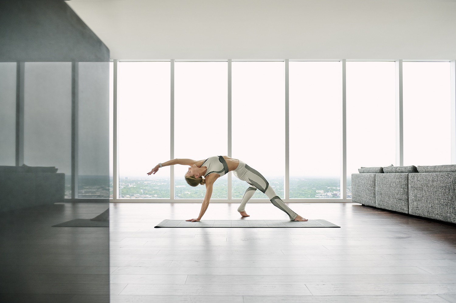 Styl i wygoda w ruchu – jaki zegarek damski sportowy wybrać na co dzień?