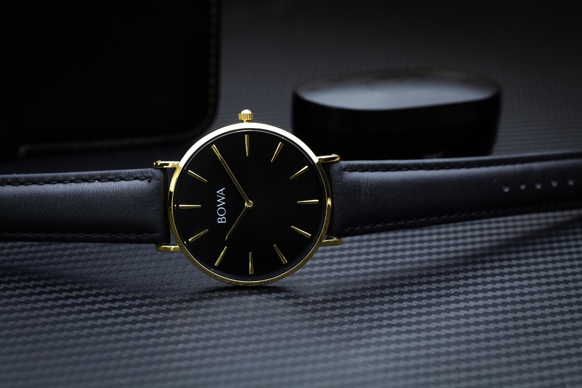 Zegarek damski z czarną tarczą – minimalizm, który przyciąga spojrzenia